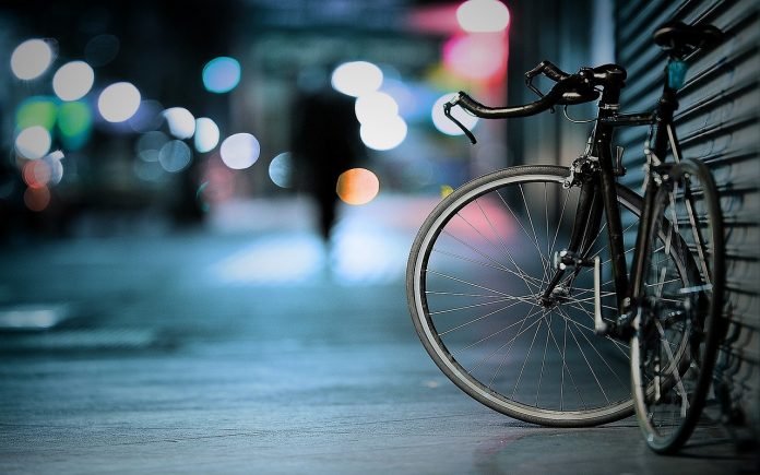 Union GMB has announced it will start legal action on behalf of members working as couriers for delivery company, DX. The union says that legal action will be taken with the aim of securing rights on pay, holidays, health and safety, discipline and grievances, on behalf of members who work as couriers and drivers for DX.